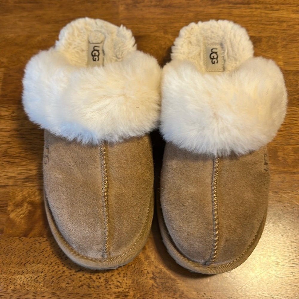 UGG girls cozy II slipper Size 5